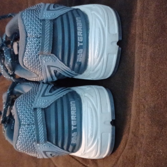 NEW BALANCE, EUC WOMENS SHOES, SIZE 8. GRAY, BLUE, AND WHITE AND BLUE SOLES. - Picture 7 of 9